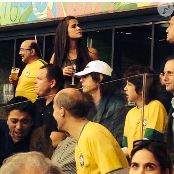 Mick Jagger assistiu ao jogo do Brasil e Alemanha com o filho Lucas, de 15 anos, fruto do relacionamento com Luciana Gimenez