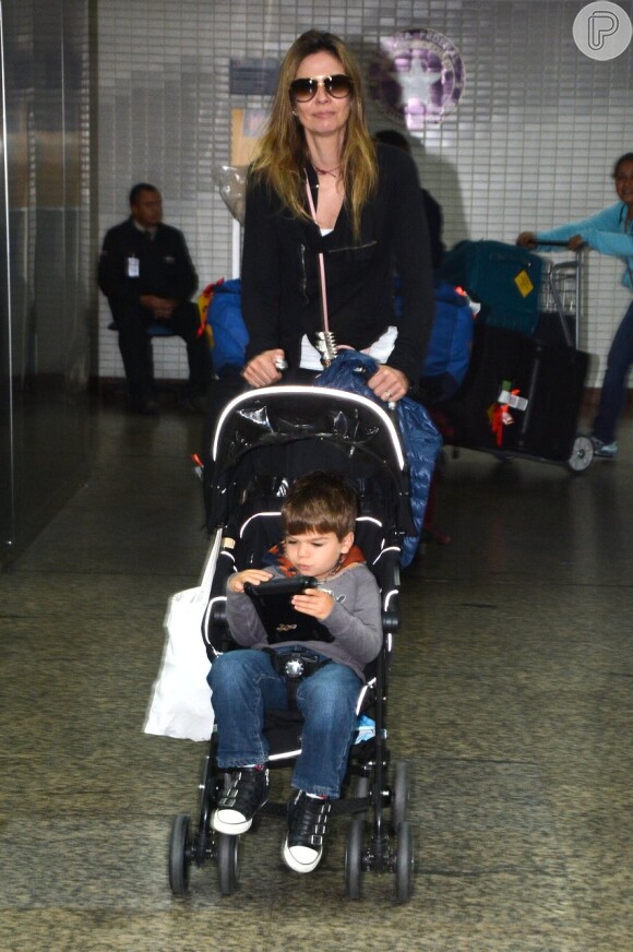 Luciana Gimenez desembarca com o filho Lorenzo Gabriel após curtir aniversário de Mick Jagger nos Estados Unidos
