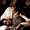 Duda (Sophie Charlotte) e Angela Mahler (Patricia Pillar) trocam carinhos no sofá da mansã e levantam suspeitas: 'Intimidade demais'