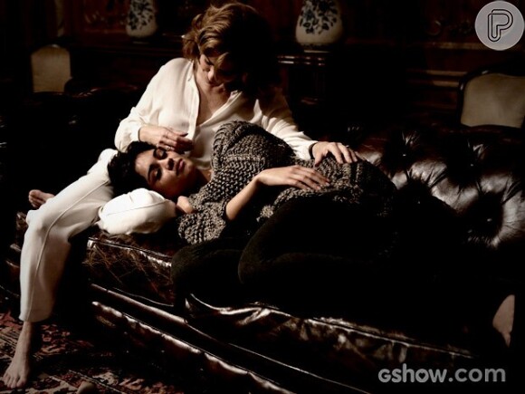 Duda (Sophie Charlotte) e Angela Mahler (Patricia Pillar) trocam carinhos no sofá da mansã e levantam suspeitas: 'Intimidade demais'