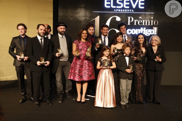 Tatá Werneck posa com vencedores do Prêmio Contigo! de TV