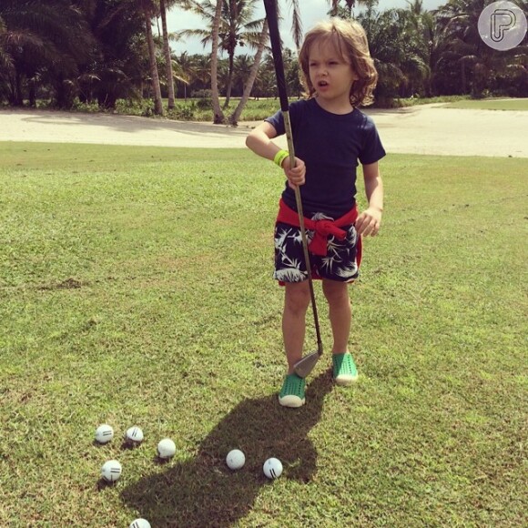 Vittorio brincou de jogar golfe e a mamãe, claro, não perdeu a chance de registrar o momento