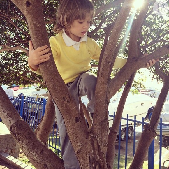 Vittorio é um menino que curte brincar ao ar livre