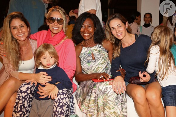 Adriane Galisteu assistiu ao desfile da marca Spezzato Teen com o filho, Vittorio, Gloria Maria, Patricia Maldonado e Camila Espinosa durante o Fashion Weekend Kids, na Ilha de Comandatuba, na Bahia
 