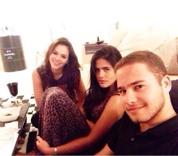 Bruna Marquezine posa ao lado de Antonia Morais e Victor Oliveira (1 de agosto de 2014)