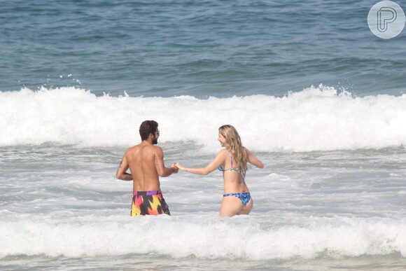 Luana Piovani e Pedro Scooby curtem a praia do Leblon, na Zona Sul do Rio de Janeiro, em 1 de agosto de 2014