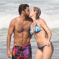 Luana Piovani e Pedro Scooby se beijam no mar em praia do Rio de Janeiro