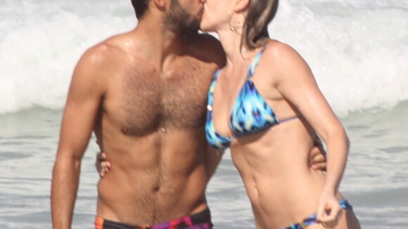 Luana Piovani e Pedro Scooby se beijam no mar em praia do Rio de Janeiro