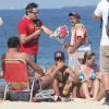 Luana Piovani e Pedro Scooby se irritam com o repórter Vesgo, do 'Pânico na Band', na praia do Leblon, no Rio de Janeiro