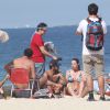 Luana Piovani e Pedro Scooby se irritam com o repórter Vesgo, do 'Pânico na Band', na praia do Leblon, no Rio de Janeiro