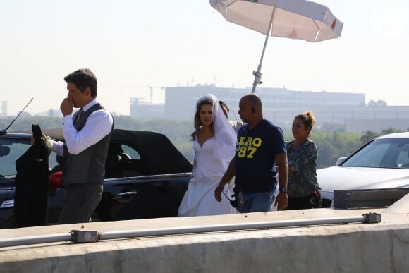 Na manhã de sábado, 2 de agosto de 2014, Marcio Garcia e Ingrid Guimarães filmam vestidos de noivos cenas de 'Loucas para Casar', na Ilha do Fundão, no Rio de Janeiro