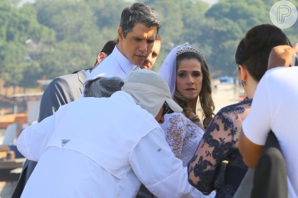 Na manhã de sábado, 2 de agosto de 2014, Márcio Garcia e Ingrid Guimarães filmam vestidos de noivos cenas de 'Loucas para Casar', na Ilha do Fundão, no Rio de Janeiro
