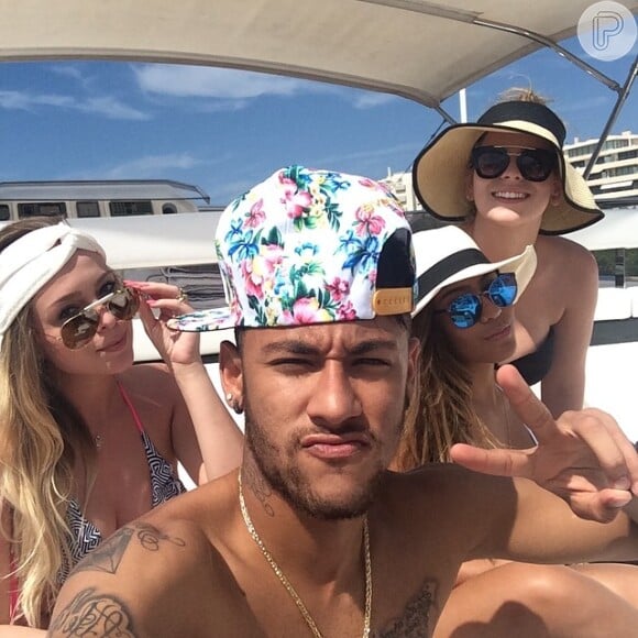 Neymar curte a ilha espanhola ao lado da irmã, Rafaella e amigos