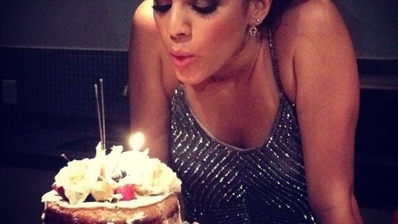 Bruna Marquezine: festa de aniversário da atriz tem bolo na cara, funk e famosos