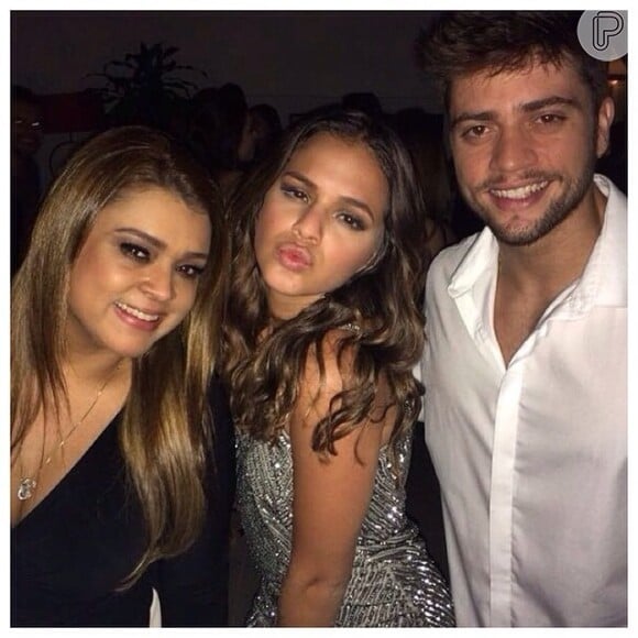 Bruna Marquezine posou ao lado de Preta Gil e Rodrigo Godoy na festa