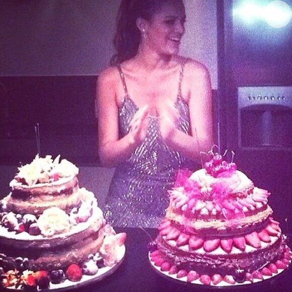 Bruna Marquezine ganhou dois bolos de aniversário na festa organizada nesta segunda-feira, 4 de agosto de 2014