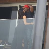 Kim Kardashian e Kanye West beijam muito em sacada de hotel no Rio