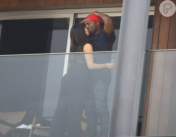 Kim Kardashian e Kanye West são flagrados aos beijos na sacada de hotel no Rio, nesta sexta-feira, 8 de fevereiro de 2013