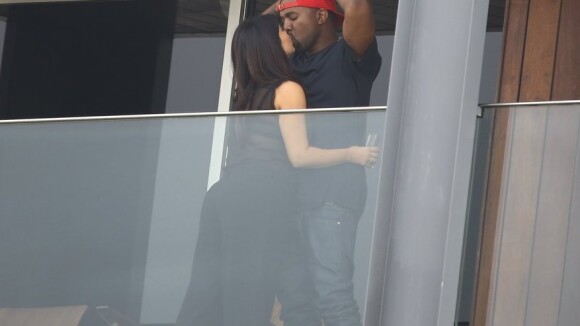 Kim Kardashian e Kanye West beijam muito em sacada de hotel no Rio