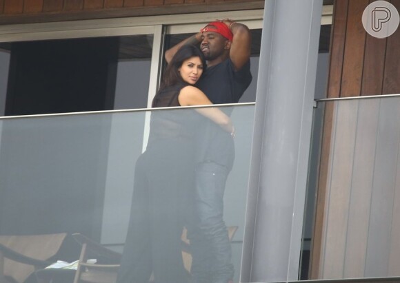Kim e Kanye ficaram juntinhos na sacada por alguns minutos