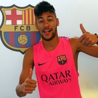 Neymar se apresenta no Barcelona acompanhado do pai, mas não treina