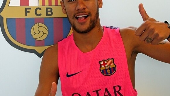 Neymar se apresenta no Barcelona acompanhado do pai, mas não treina