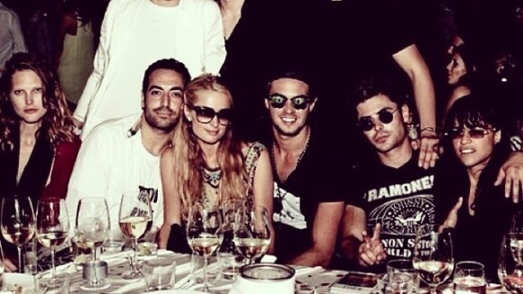 Paris Hilton e filho de Álvaro Garnero jantam com Zac Efron e Michelle Rodriguez