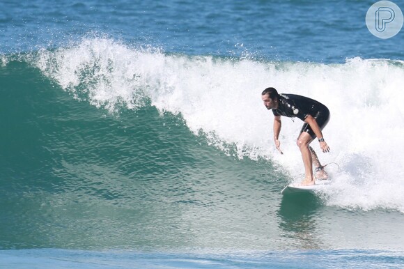 Vladimir Brichta aproveita sol no Rio para surfar