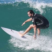 Vladimir Brichta surfa em praia do Rio de Janeiro e mostra corpo em forma