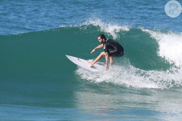 Vladimir Brichta mostra habilidade surfando em praia no Rio de Janeiro nesta quarta-feira, 6 de agosto de 2014