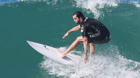 Vladimir Brichta surfa em praia do Rio de Janeiro e mostra corpo em forma