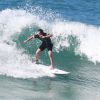 Vladimir Brichta mostra habilidade surfando em praia no Rio de Janeiro  nesta quarta-feira, 6