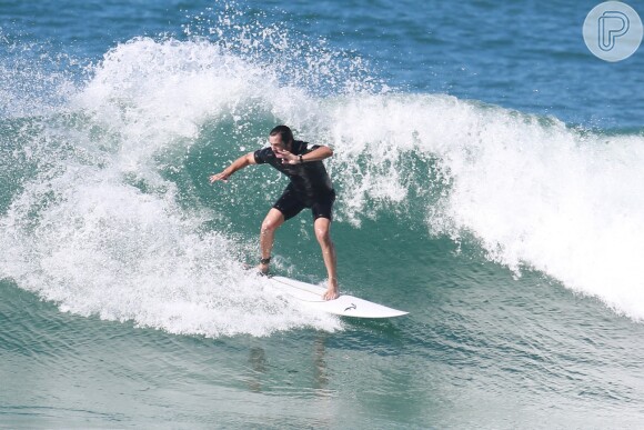 Vladimir Brichta mostra habilidade surfando em praia no Rio de Janeiro  nesta quarta-feira, 6