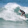 Vladimir Brichta aproveita dia de sol no Rio para surfar em praia carioca. Esporte é uma das paixões do ator