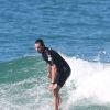 Vladimir Brichta mostra habilidade surfando em praia no Rio de Janeiro