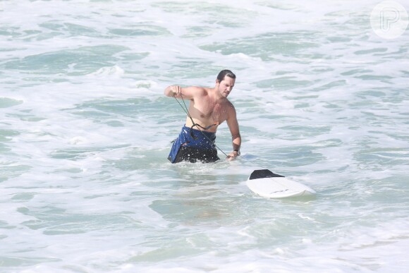Vladimir Brichta mostra boa forma em tarde de surfe no Rio