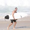 Vladimir Brichta mostra habilidade surfando em praia no Rio de Janeiro