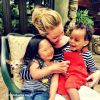 Katherine Heigl tem duas filhas adotivas: Naleigh, de 3 anos, e Adelaide, de quase 2 anos. A atriz costuma postar fotos fofas com as meninas no Instagram