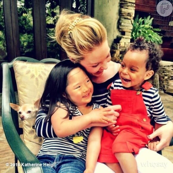 Katherine Heigl tem duas filhas adotivas: Naleigh, de 3 anos, e Adelaide, de quase 2 anos. A atriz costuma postar fotos fofas com as meninas no Instagram