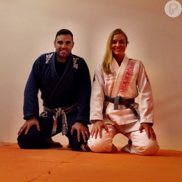 Angélica treina jiu jitsu com a faixa do filho, Joaquim: 'Pegou emprestada' (06 de agosto de 2014)
