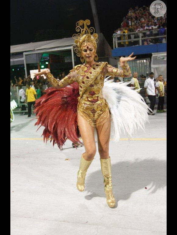 Ana Hickmann não cai na Avenida como aconteceu no ano passado quando desfilou na escola de samba carioca Grande Rio
