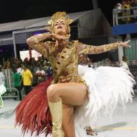 Ana Hickmann mostra gingado e, desta vez, desfila sem cair no Carnaval de SP
