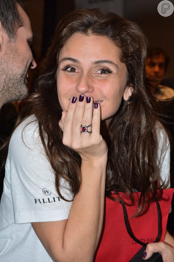 Giovanna Antonelli mostra seu anel de rubi de R$ 5,4 mil