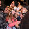 Juliana Paes é atenciosa com fã no Festival de Gramado