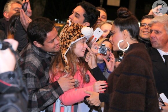 Juliana Paes é atenciosa com fã no Festival de Gramado