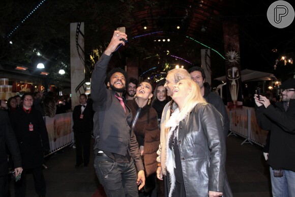 Juliana Paes faz selfie com fãs no Festival de Gramado