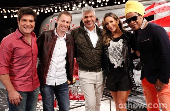 Claudia Leitte posa com os jurados do 'The Voice' e o apresentador Tiago Leifert
