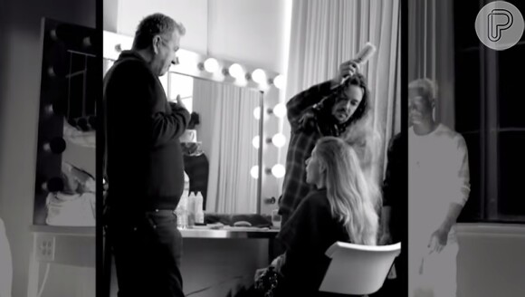 Gisele Bündchen se prepara em bastidores com cabeleireiro para nova campanha da grife Stuart Weitzman