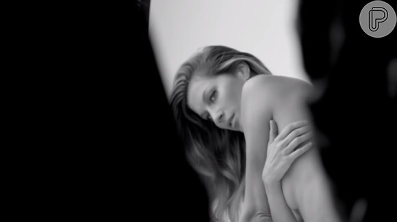Gisele Bündchen posa de topless para nova campanha da grife Stuart Weitzman