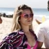 Bianca Bin grava cena da novela 'Boogie Oogie' em praia do Rio com Marcos Pigossi, seu par romântico na trama. Atores estiveram em Ipanema nesta terça-feira, 12 de agosto de 2014